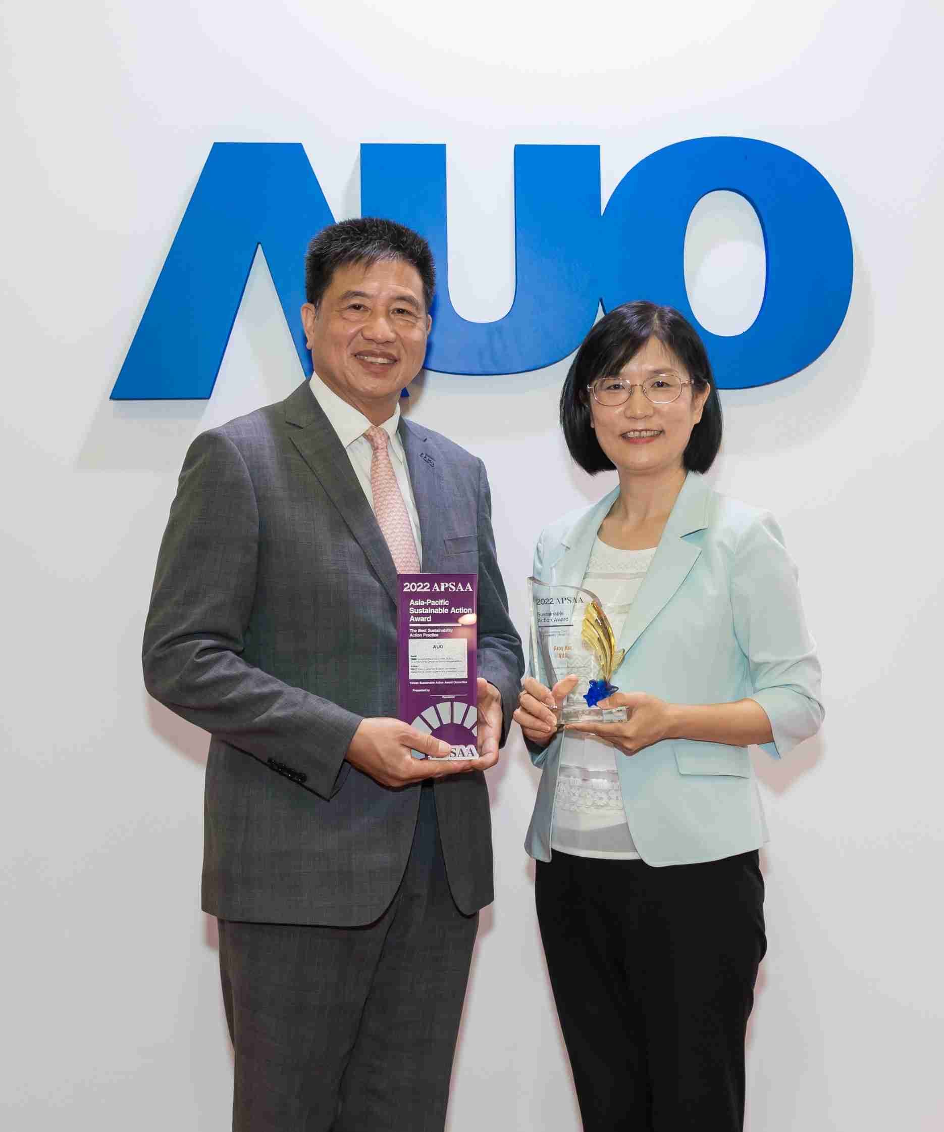 彩神vll长期垫筑永续远景的基石，，透过ESG暨气候委员会逐步实践永续策略蓝图。。。其中，，，，彩神vll光电永续长古秀华带领团队、、制定中长期目标，，，缔造多面向亮眼表现，，，获得「顶尖永续长奖」的个人奖殊荣（左：彩神vll光电董事长暨执行长彭双浪，，，右：彩神vll光电永续长古秀华）