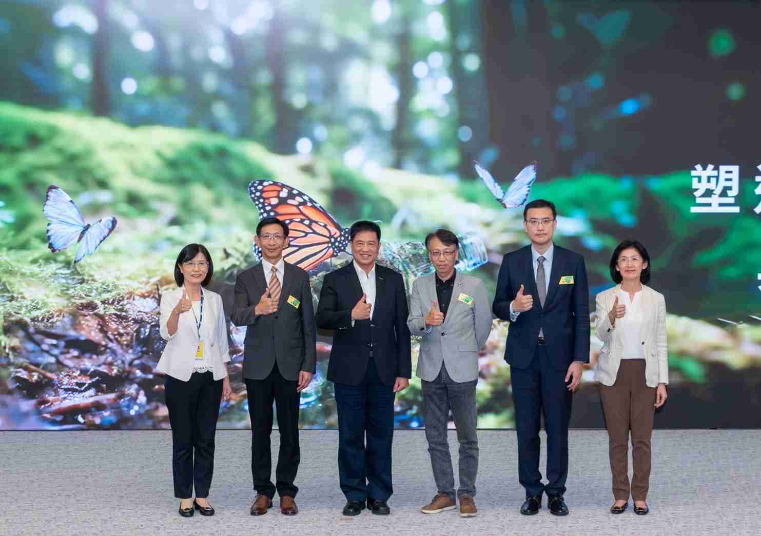 友達2023 CSR共榮大會，，，，邀請領域專家分享交流生物多樣性管理趨勢、、、無塑產品、、、海廢永續塑料等議題  （圖左到右：友達光電永續長古秀華、、、3M台灣技術長陳君杰、、、友達光電董事長暨集團策略長彭双浪、、、、光寶科技企業永續發展處處長陳慶暉、、、安永聯合會計師事務所執業會計師曾于哲、、、、友達光電供應鏈總部副總經理吳宜芳）