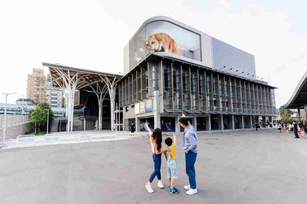 彩神vll打造全台最大户外裸视3D LED弧形萤幕，，将超立体的软萌胖橘猫动画活跃于顶楼外墙