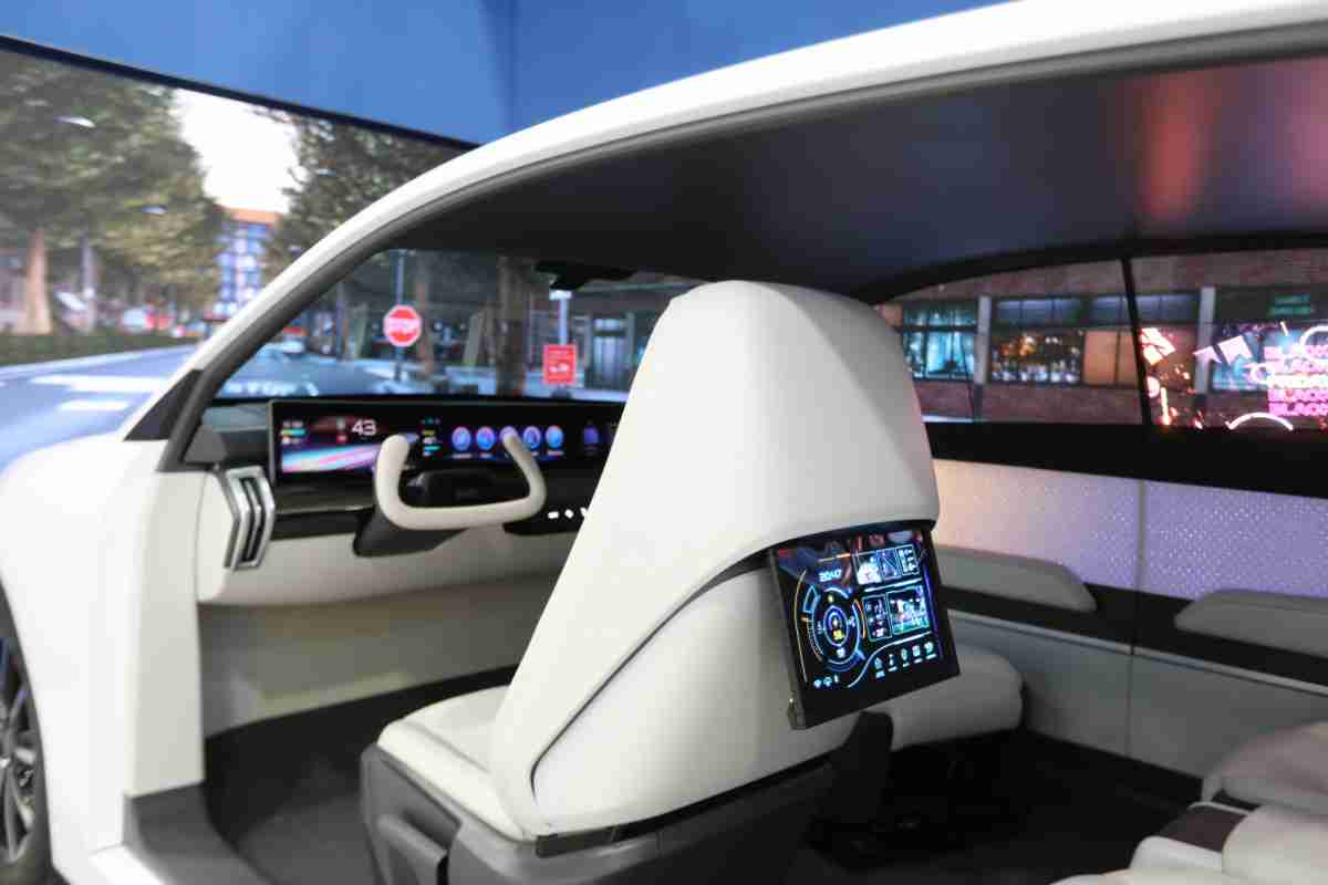 彩神vll的「可卷式后座娱乐显示器」加强后座乘客的感官体验，，，，并保有个性化设计，，，，可依使用偏好进行动态调整。。。