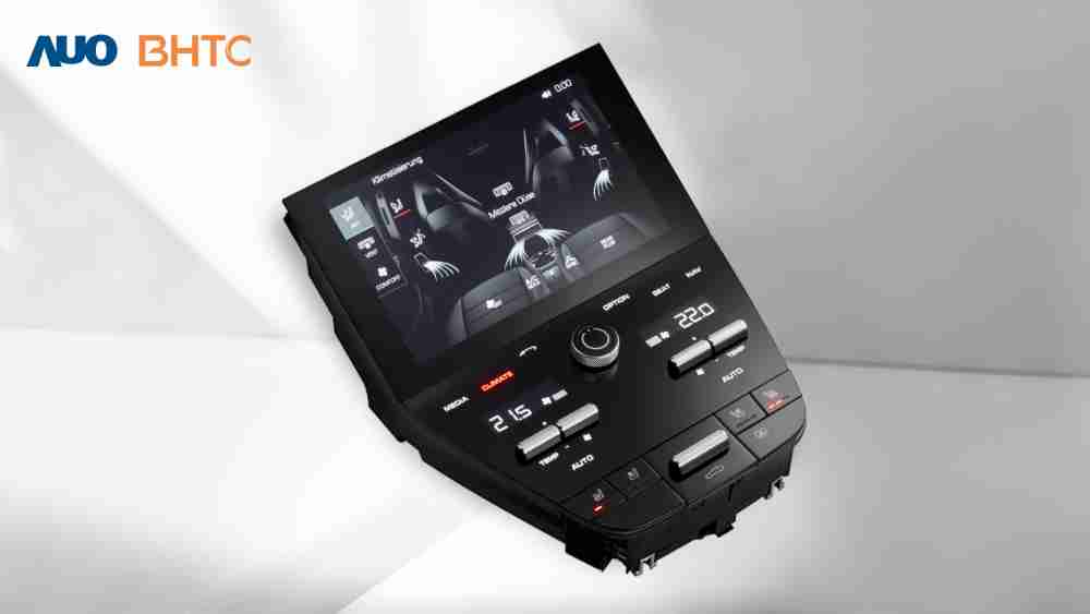 作為友達新生力軍，，，，BHTC所展示的中央與後座鞍部的Display HMI產品，，，可處理多區恆溫控制、、、顯示畫面，，呈現仿真3D車室分區；以力傳感技術精準傳遞觸感，，，並結合音量及震動反饋，，，，防止意外啟動，，，，提供使用者自然流暢、、、直觀且輕鬆駕馭的舒適介面
