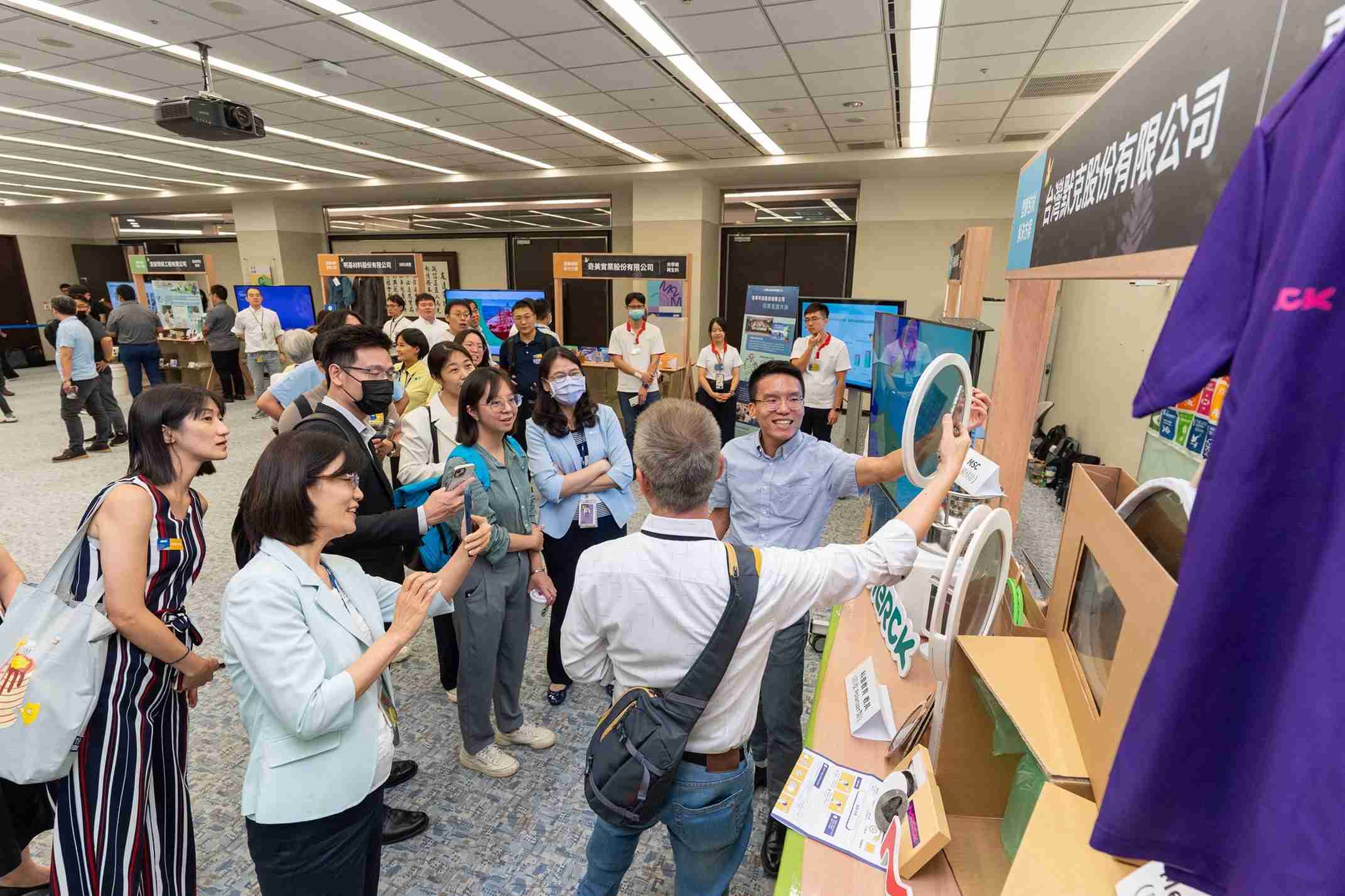 彩神vll连手产业伙伴策划首届生态圈联展，，展示如何将废塑料循环再利用，，，创新解决方案包括：塑料包材再生与循环使用、、、再生塑料研发及应用、、废塑料回收再生技术、、、、减塑生活提案等