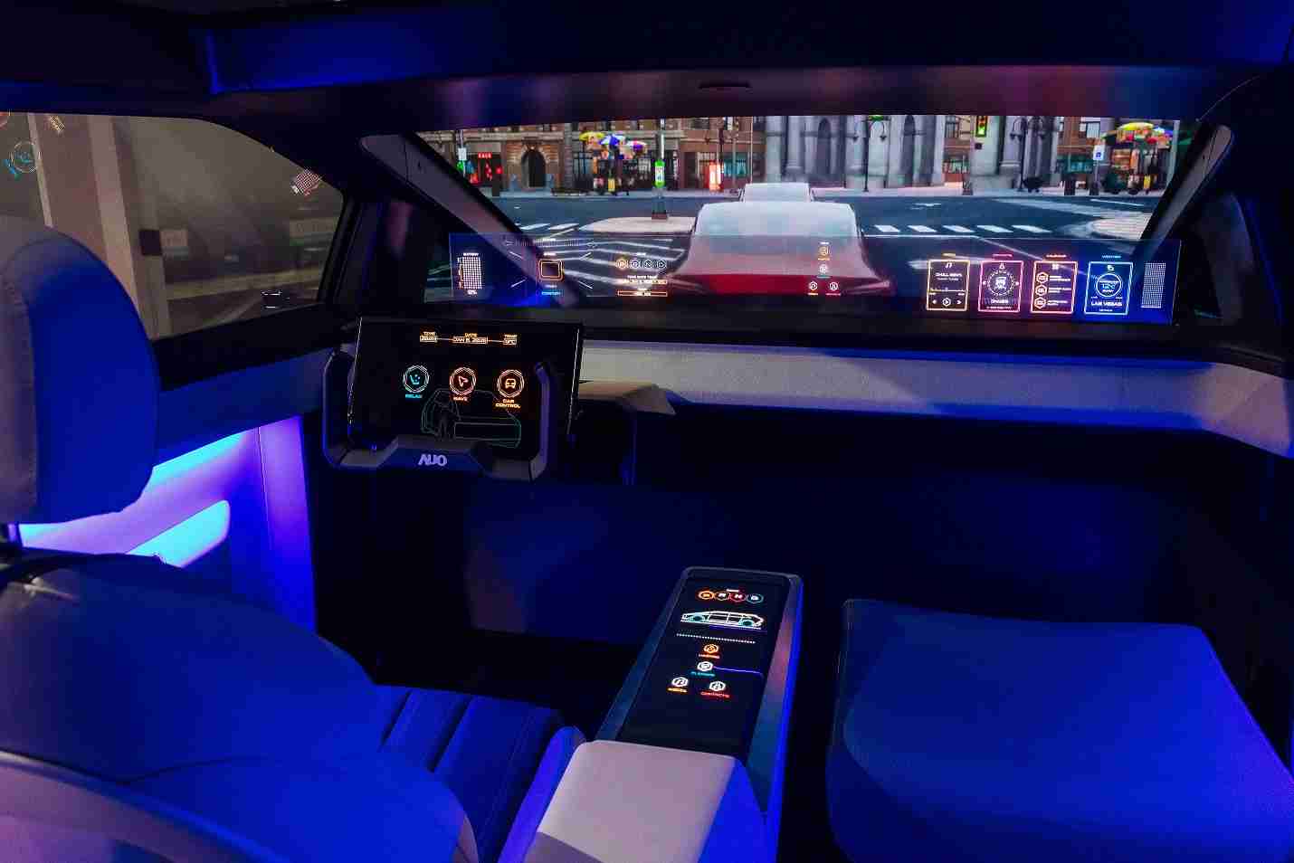 彩神vll连续四年入围科睿唯安全球百大创新机构，，专利布局科技与绿色创新前沿。。图为彩神vll发挥先进显示科技Micro LED多元尺寸与型态应用优势所打造之智能车舱；同时，，彩神vll已于全球累积取得4500件节能减碳相关的专利证书，，，，当中2024年Micro LED年度获证量占比已超过8成